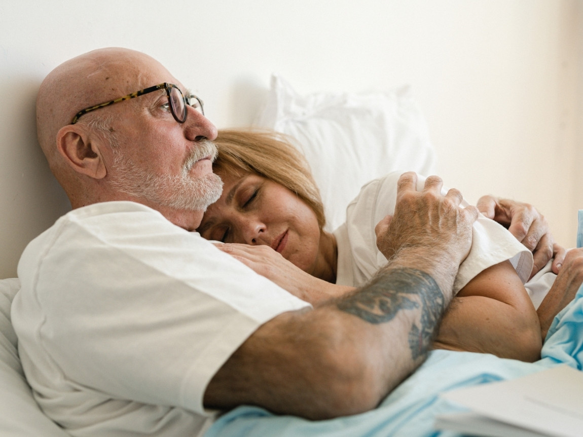 aan-welke-kant-van-het-bed-slaapt-de-vrouw